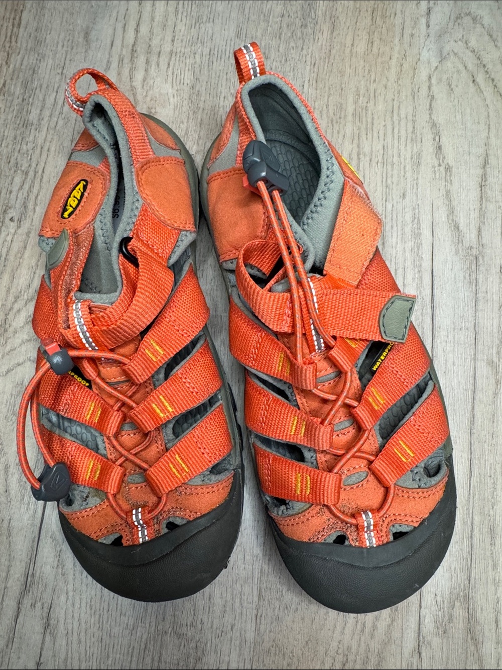 Keen Newport H2 Coral and Gray Closed-Toe Outdoor Sandals size 5